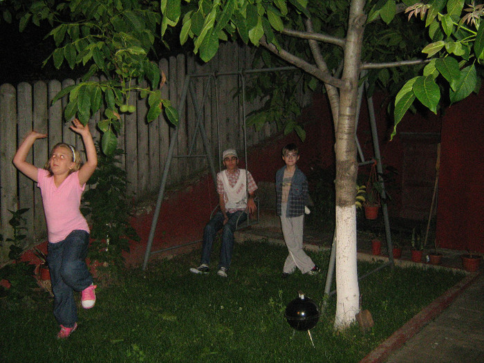 SI COPIII PE LANGA NOI..