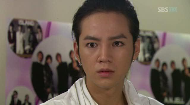 Tu esti o scroafa,care sfoaraie noaptea!