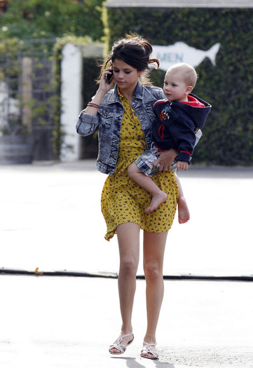 Selena Gomez-20120220-42