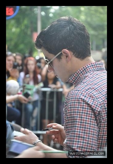 Domnisoara. Nu-i fac niciun film in fund!