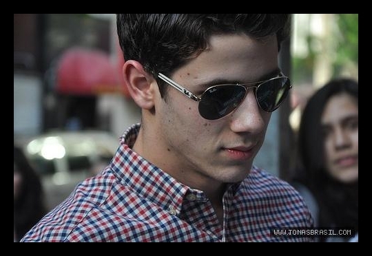 Vasilica! Vasilica vin-o sa-i bagi furtunu` in fund lu` copilu` asta! [tipand]