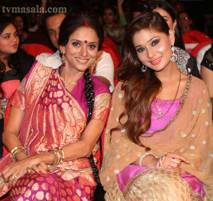 sara-khan-with-kritika-desai