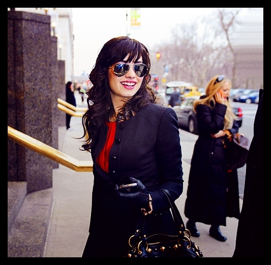 [observa ceva in indepartare] Hai sa mergem acolo. E un loc potrivit sa stam in seara asta.