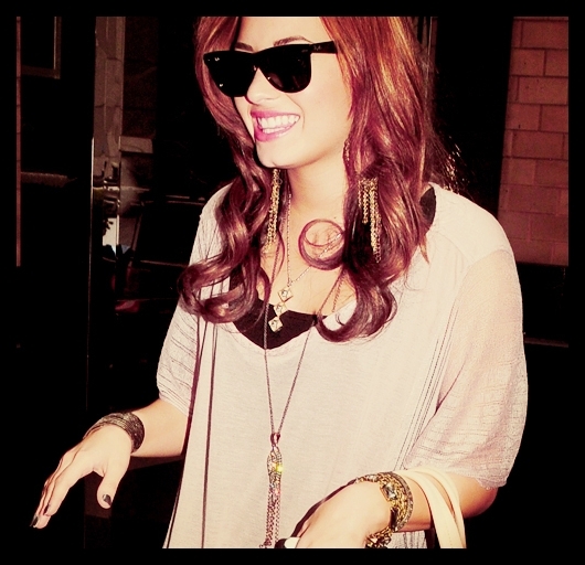 Eu ma duc sa caut... baia... ecologica. [zambi dupa care pleca afara]