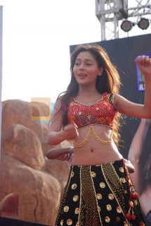 547211_440012116023732_157712290920384_1572619_1729629256_n - sara khan 8