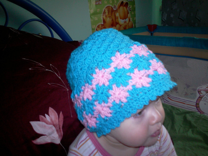 Caciulita cu model floral - Crosetate by MIV