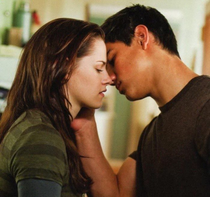 Jacob-and-bella-kiss-twilight-series-8504354-600-563