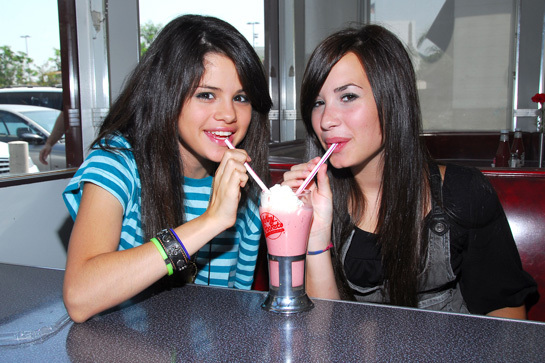 selena-gomez-demi-lovato (1) - selena and demi