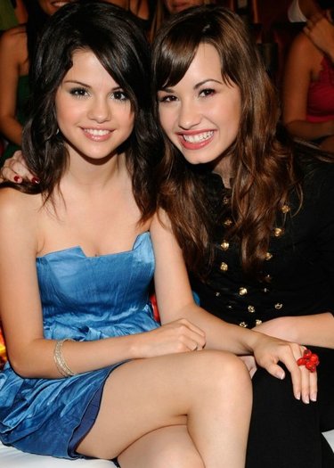 selena-gomez-demi-lovato