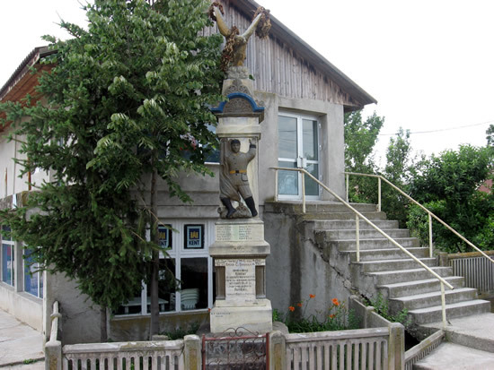 Monumentul-eroilor - comuna serbanesti