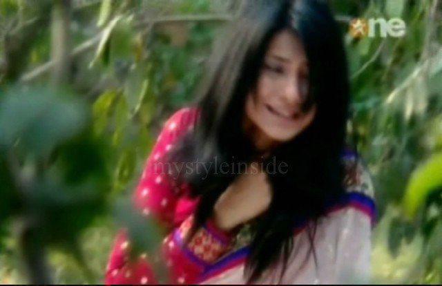 72893_357865800947368_347998791934069_937194_795146447_n - jennifer winget 5