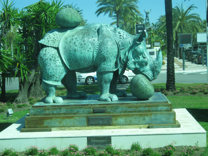 Rinocerul in dantela marca Dali - Costa del Sol