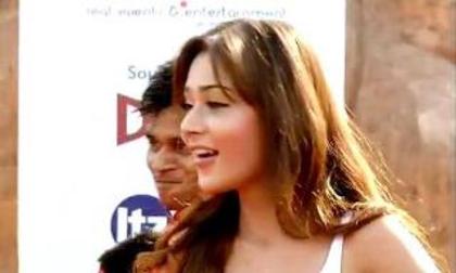 543287_295507913875100_1109134952_n - sara khan 9