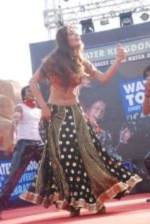 thumb_Sara%20Khan%20at%20Water%20Kingdom%20in%20Marve%20on%2027th%20May%202012%20(36) - sara khan 9
