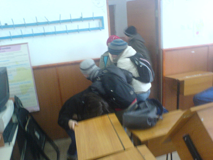 mda am incercat sa chiulim da ne-am incuiat in clasa si am mai plecat o pula - At school