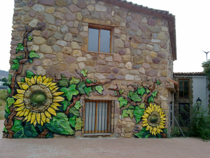 casa de piatra si flori