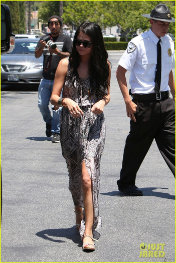 justin-selena-sunday-movie-05 - Jelena Movie Date---May 2012