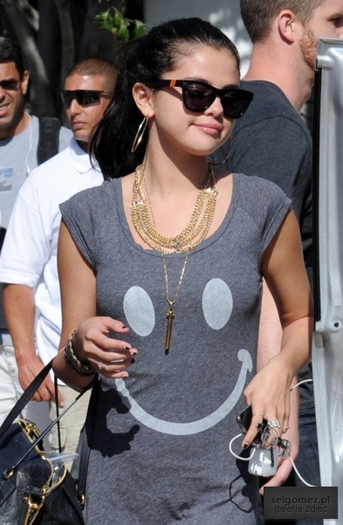 normal_tumblr_m4rks42B5f1rq31q9o1_1280 - 28 05 2012 Selena leaving the party in the house on the beach with Joel Silver at Malibu