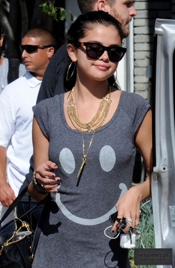 normal_tumblr_m4rks42B5f1rq31q9o3_1280 - 28 05 2012 Selena leaving the party in the house on the beach with Joel Silver at Malibu