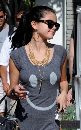 normal_tumblr_m4rks42B5f1rq31q9o7_1280 - 28 05 2012 Selena leaving the party in the house on the beach with Joel Silver at Malibu