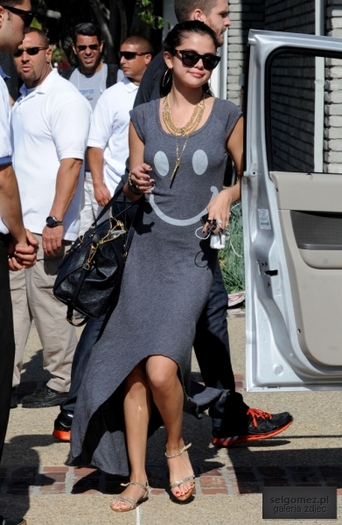 normal_tumblr_m4rks42B5f1rq31q9o8_1280 - 28 05 2012 Selena leaving the party in the house on the beach with Joel Silver at Malibu