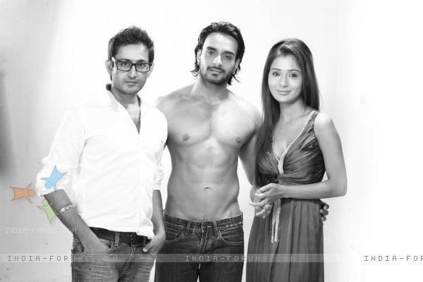 185069_297992246960000_100002476828719_651559_201593379_n - sara khan 9