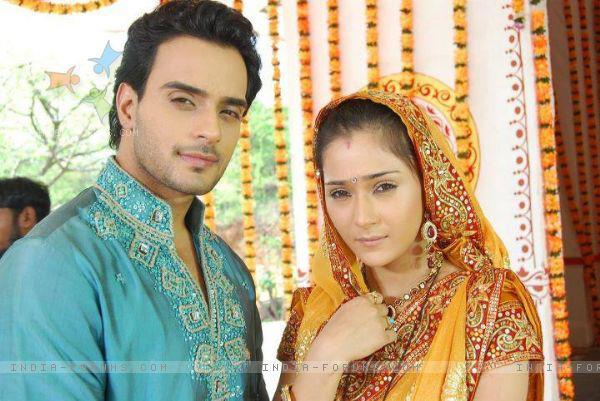 401831_297992620293296_932707762_n - sara khan10