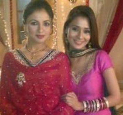 556830_297676976991527_566551952_n - sara khan10