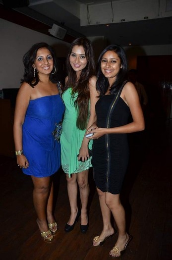 54554 - sara khan10