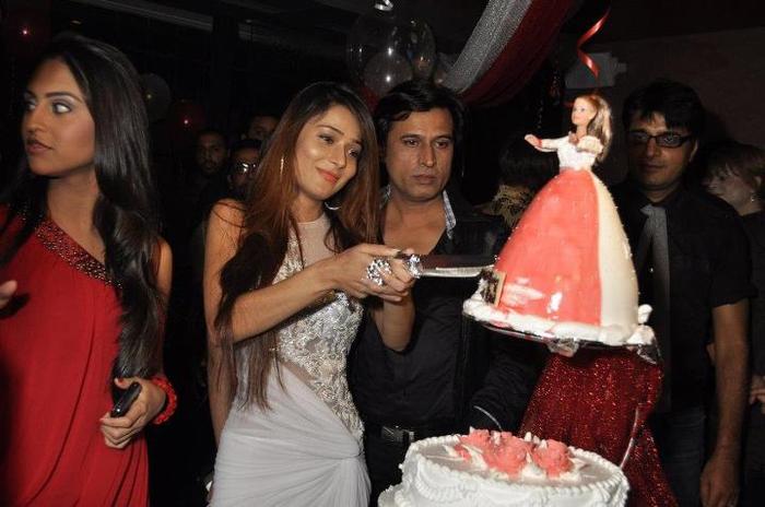 398535_343473058999440_100000102466950_1593778_1128057224_n - sara khan10