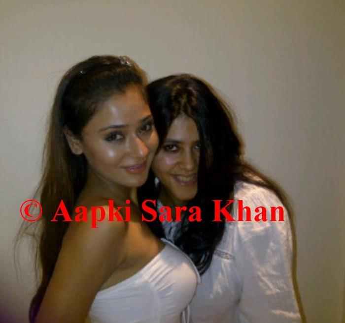 403059_140533436062125_126059570842845_166398_1604335375_n - sara khan10