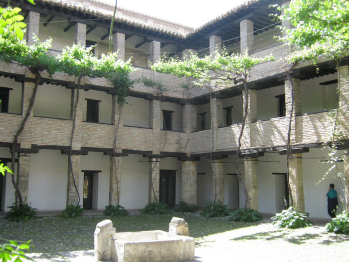 Constructie maura - curtea interioara