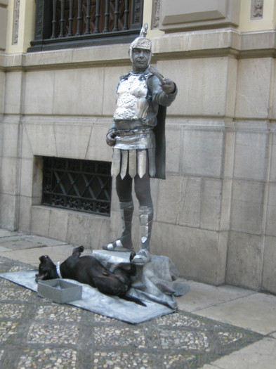 O alta statuie vie si catelul e tot viu