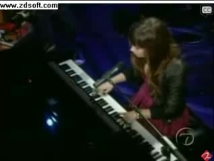 Demi Lovato-This is me(Live) with lyrics 04252