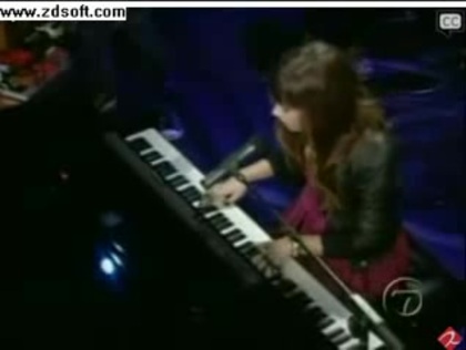 Demi Lovato-This is me(Live) with lyrics 04302