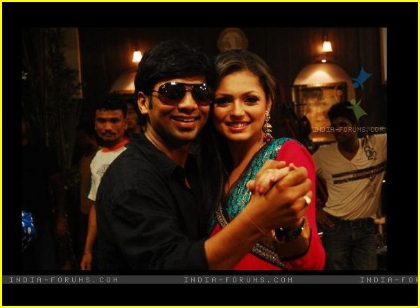 147605-drashti-dhami-with-her-choreographer-tile