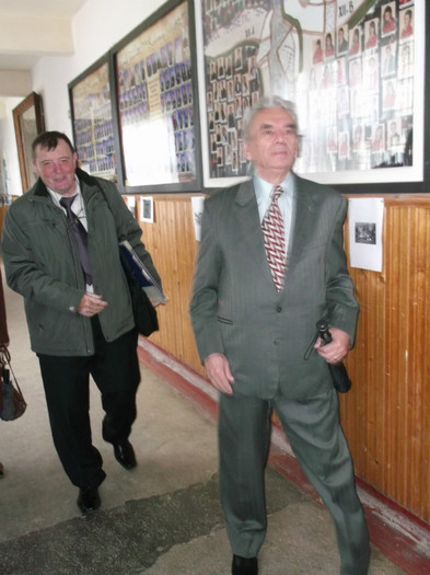 prof. Tinu Grozavu se grabeste la ora