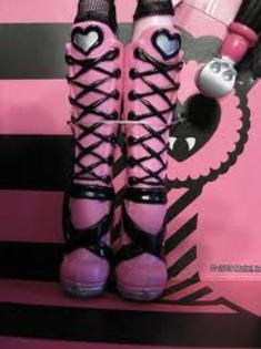 cizmele draculaurei - papusile monster high