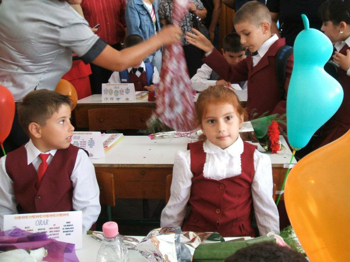 578210_323480127729509_309651390_n; CLASA 
I
