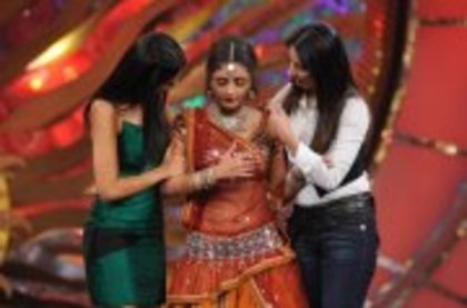 544789_229377340499031_1869444058_a - jennifer winget 6