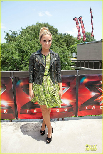 britney-spears-x-factor-03 - Demi Lovato Kansas City X Factor Auditions-demi lovato blonda