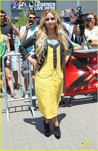 demi-lovato-kansas-city-x-factor-04 - Demi Lovato Kansas City X Factor Auditions-demi lovato blonda