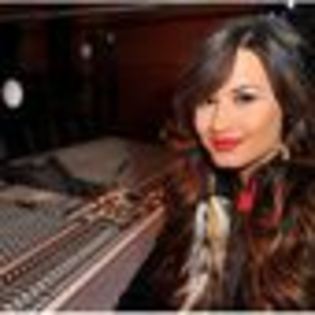 demi-lovato-340040l-thumbnail_gallery