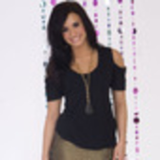 demi-lovato-572714l-thumbnail_gallery