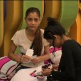 564382_249494021821899_667547441_n - sara khan10