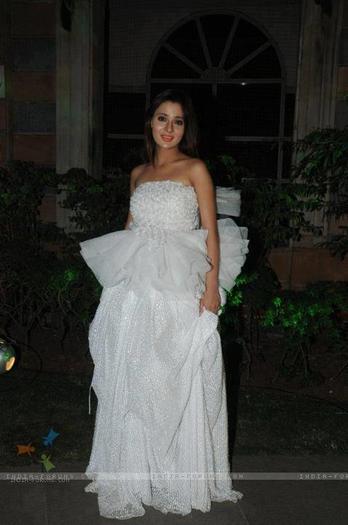 539854_378635428834840_221073005_n - sara khan new