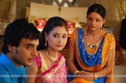 599660_301986096560615_791589660_n - sara khan10