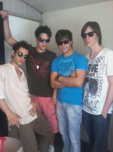 265143_250499691642562_100000475985339_1055590_1503427_n - 000 Pariu Cu Viata - LaLa Band 00