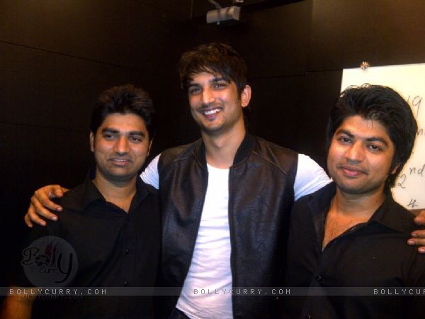 196879-sushant-singh-rajput-with-black-spalon-owners-at-ahmedabad - Sushant Singh Rajput