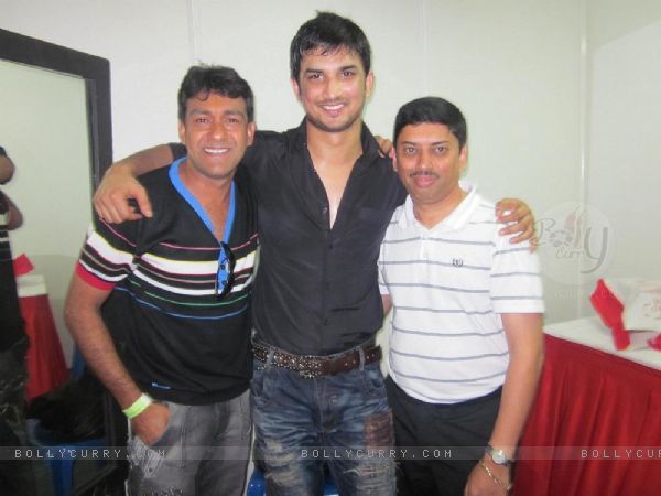 197605-sushant-singh-rajput-with-event-managers-at-bengluru-ganesh-uts